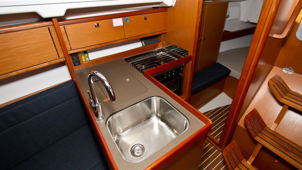 Sailing yacht 