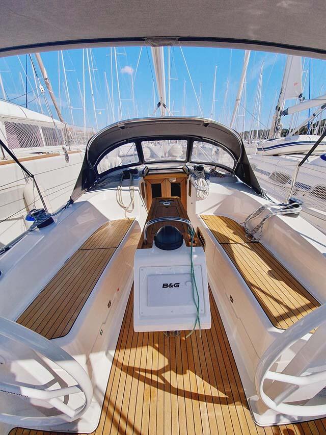 Sailing yacht 