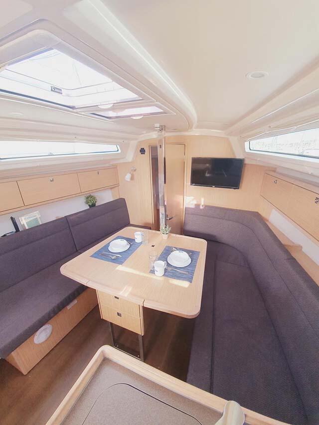Sailing yacht 