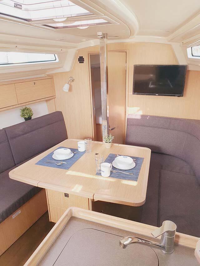 Sailing yacht 