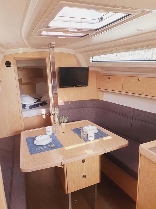 Sailing yacht 