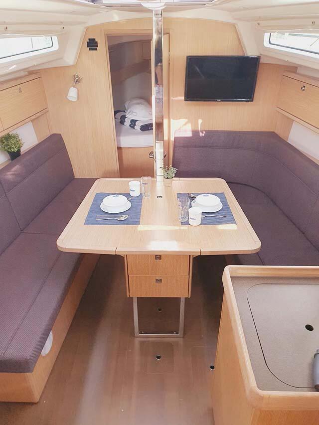Sailing yacht 
