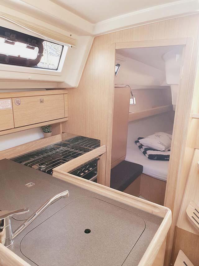 Sailing yacht 