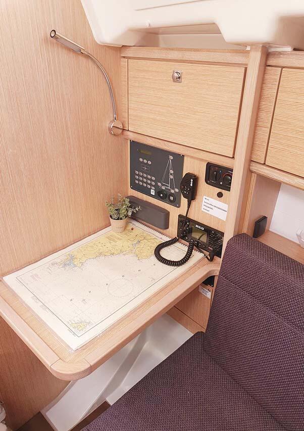 Sailing yacht 
