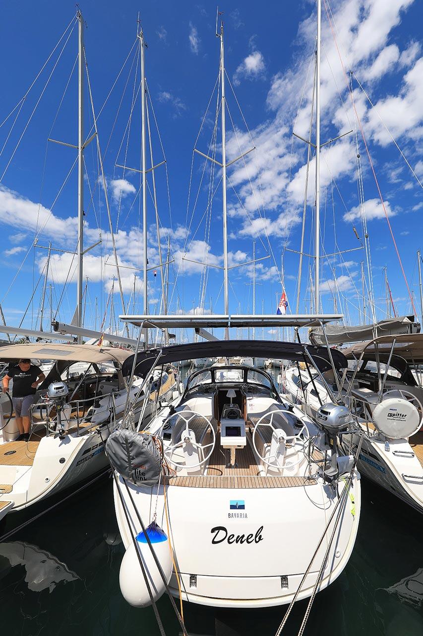 Sailing yacht 
