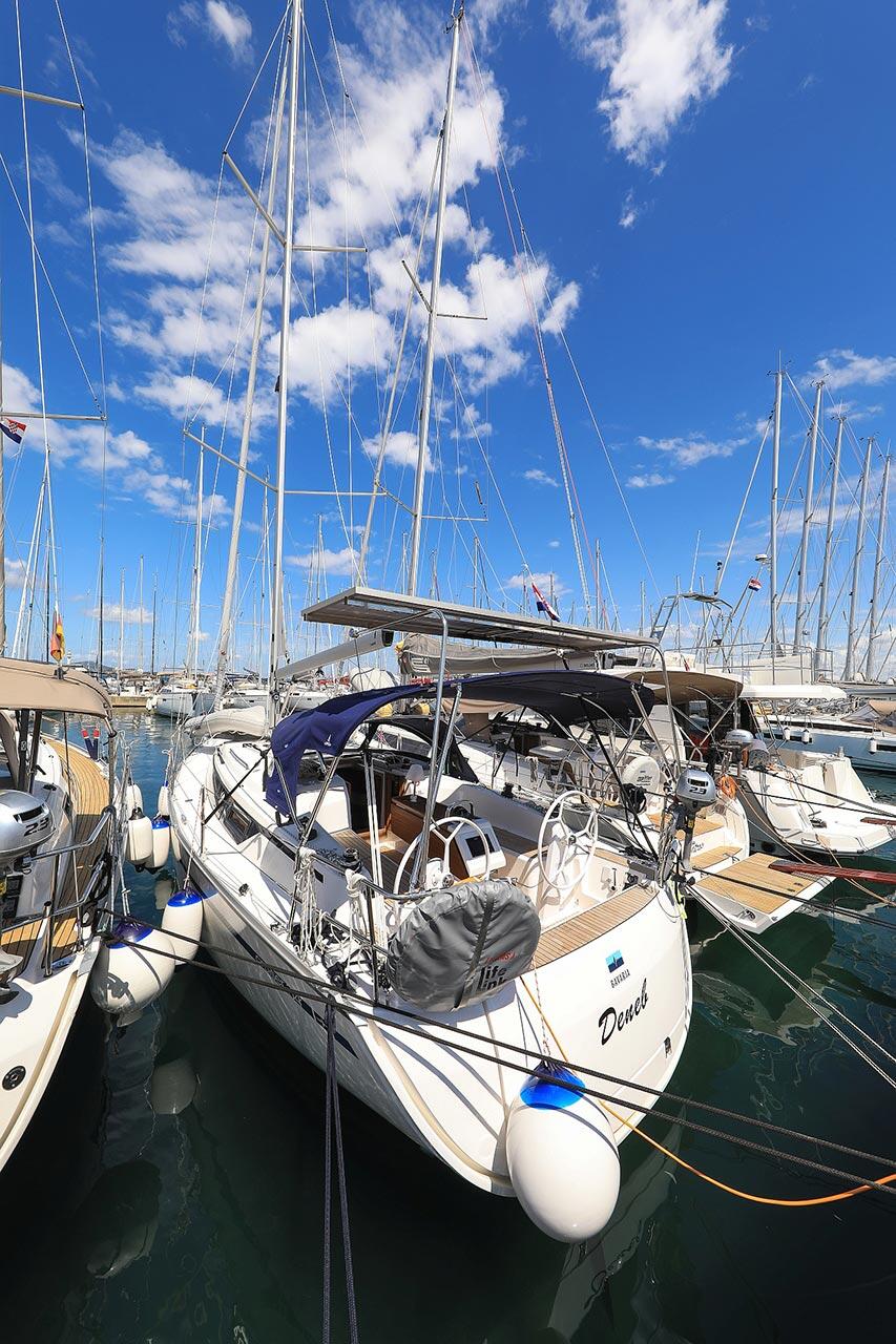 Sailing yacht 