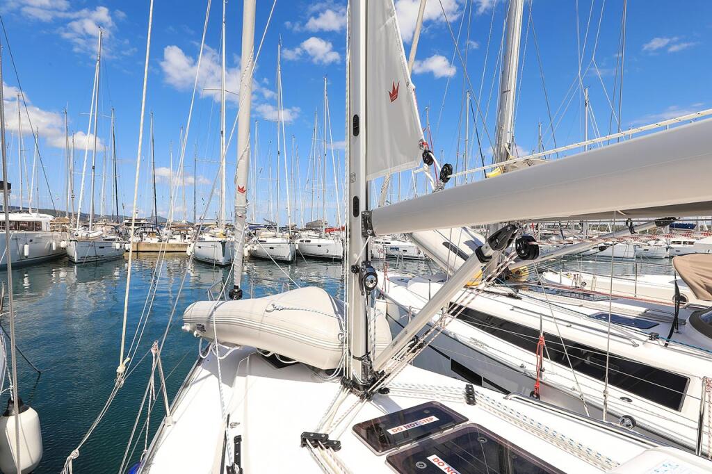 Sailing yacht 