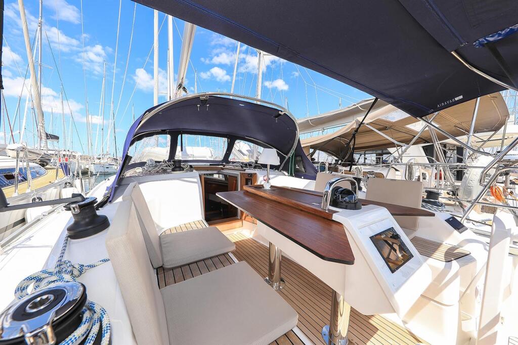 Sailing yacht 