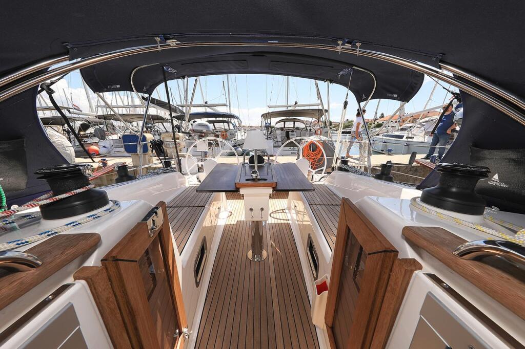 Sailing yacht 