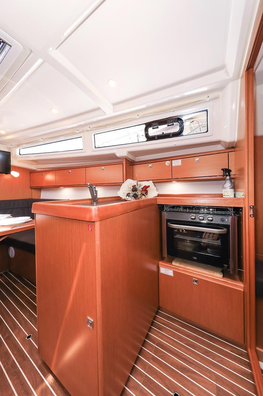 Sailing yacht 