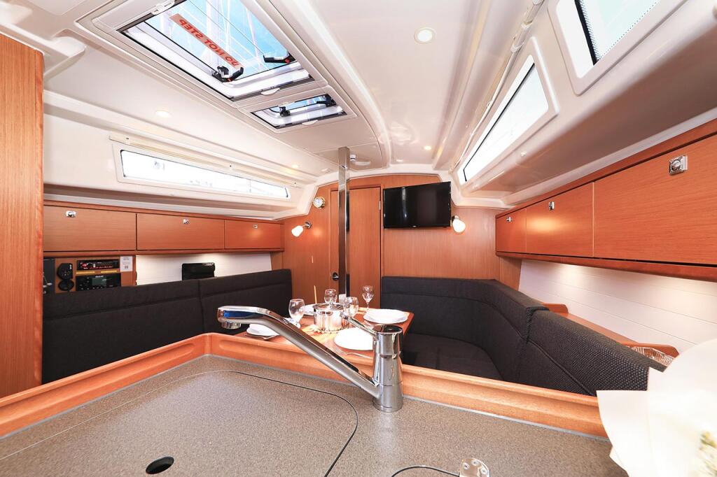 Sailing yacht 