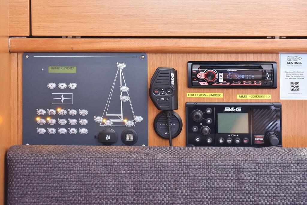 Sailing yacht 