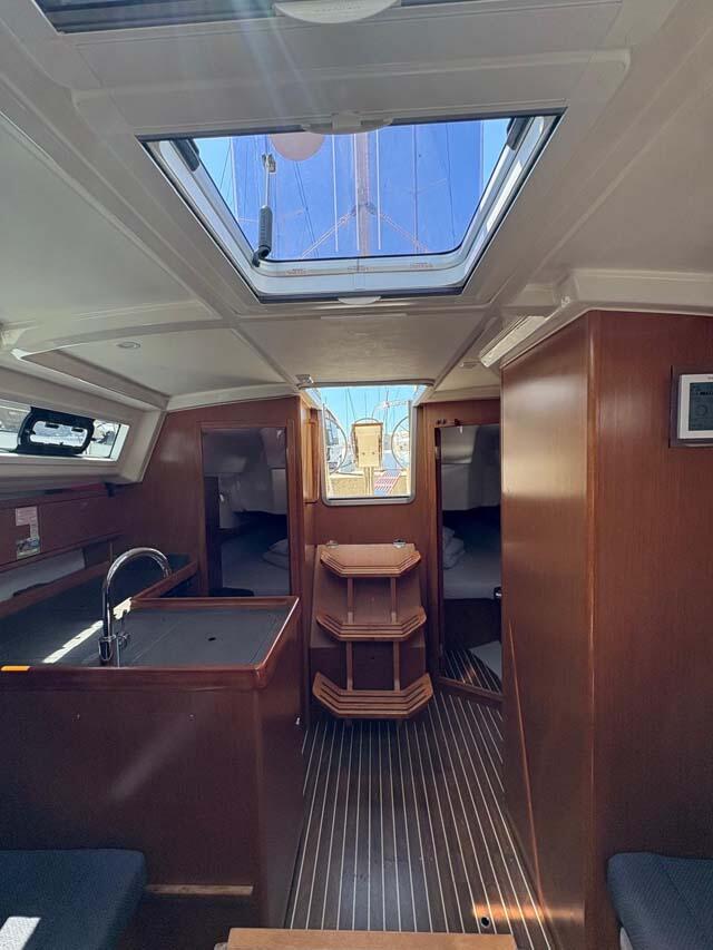 Sailing yacht 