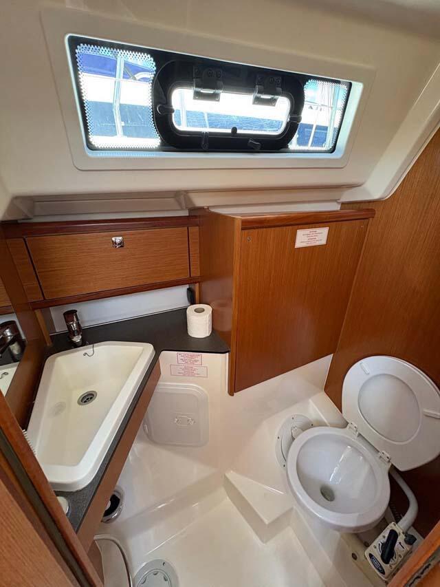 Sailing yacht 