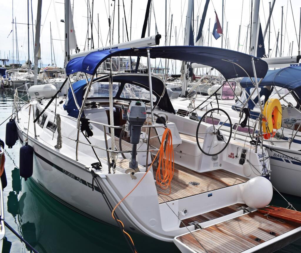Sailing yacht 