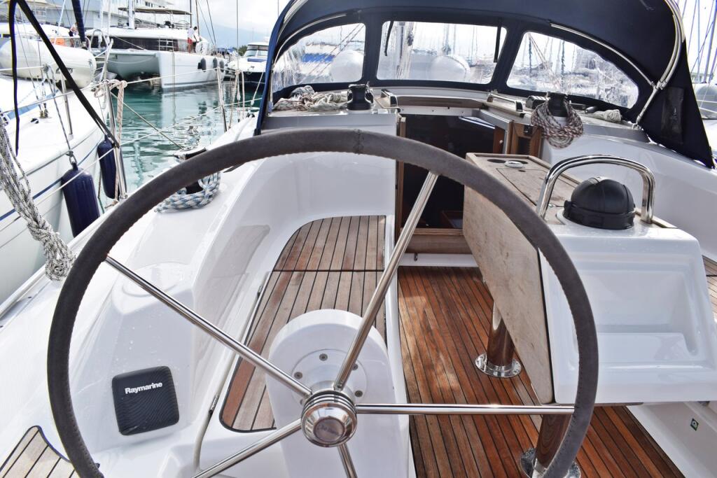 Sailing yacht 