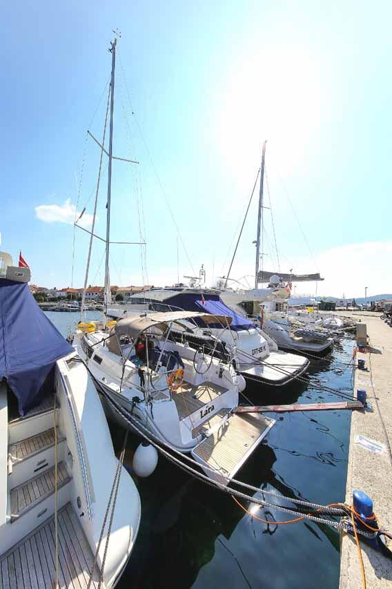 Sailing yacht 