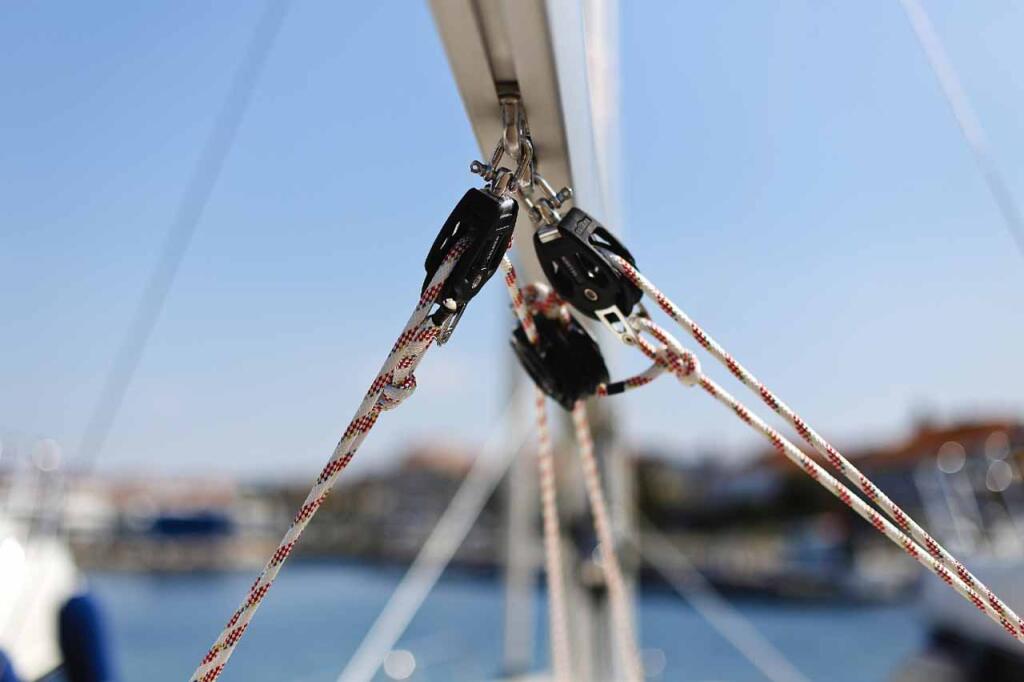 Sailing yacht 