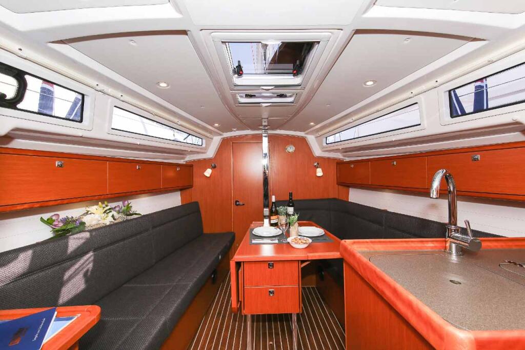 Sailing yacht 
