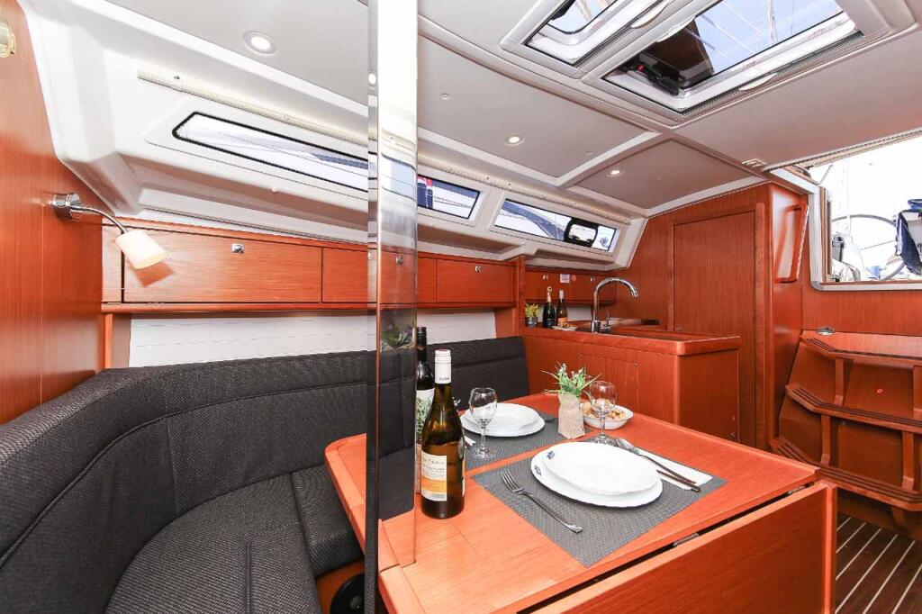 Sailing yacht 