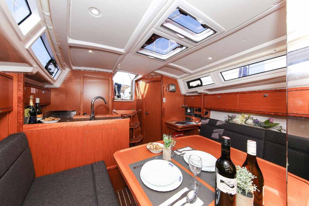 Sailing yacht 