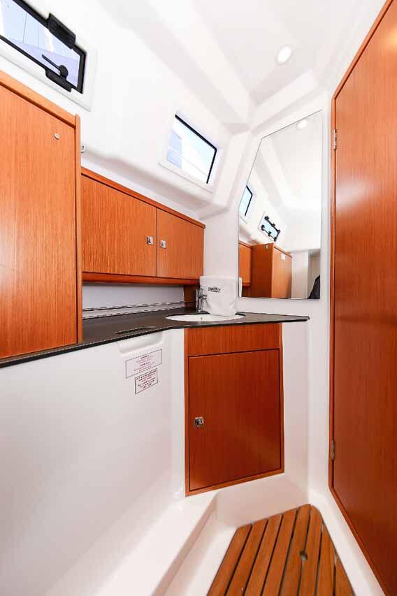 Sailing yacht 