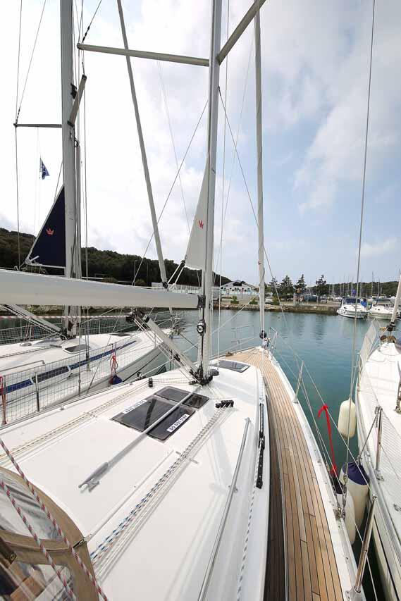 Sailing yacht 