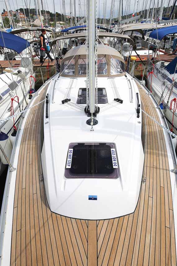 Sailing yacht 