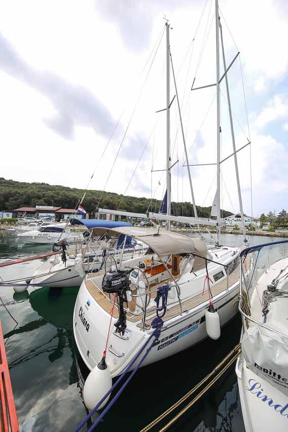 Sailing yacht 