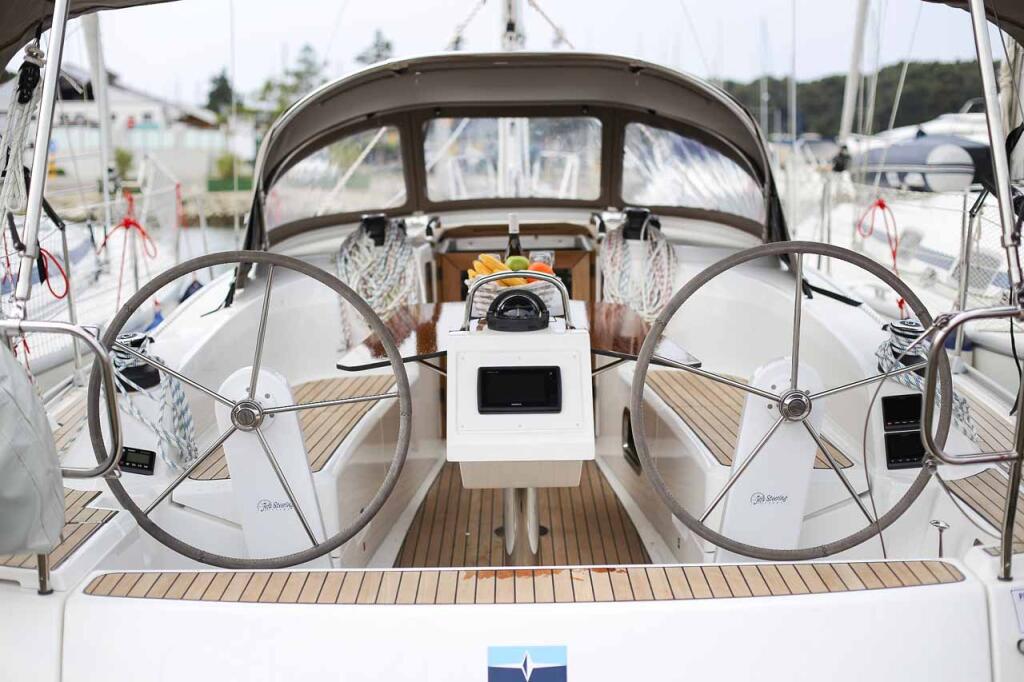 Sailing yacht 