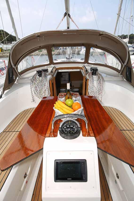 Sailing yacht 