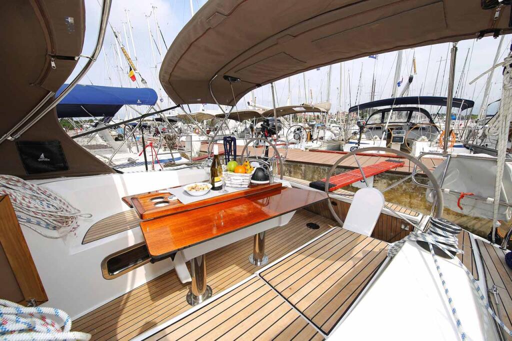 Sailing yacht 
