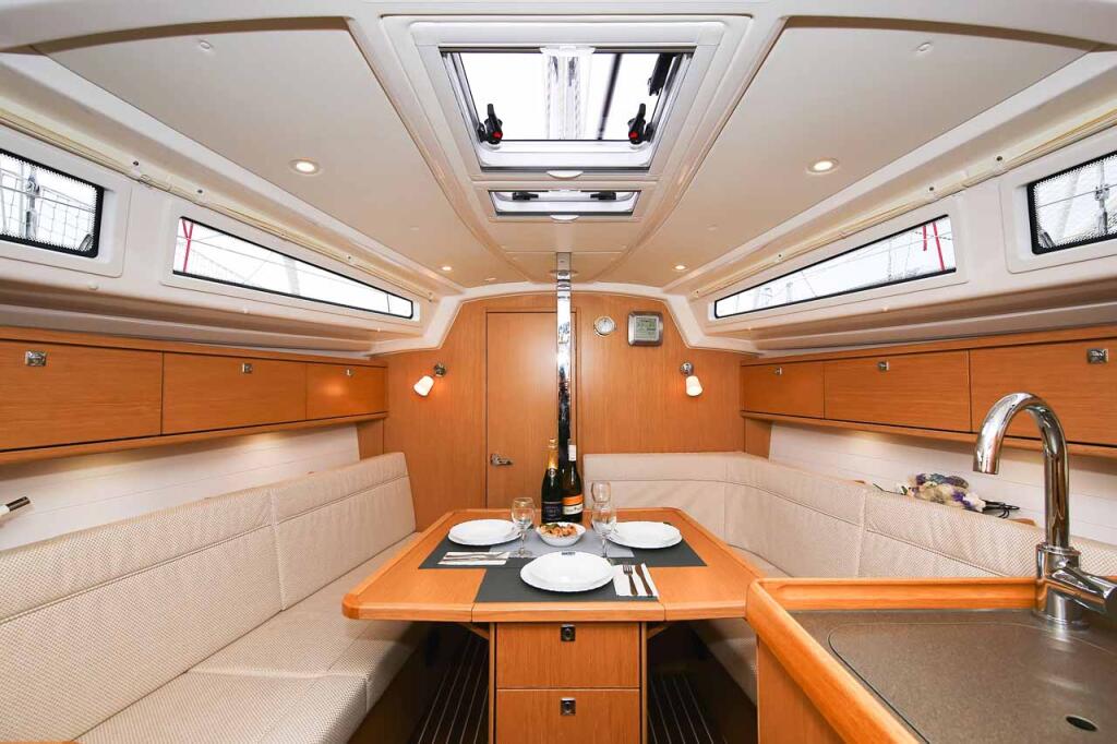 Sailing yacht 
