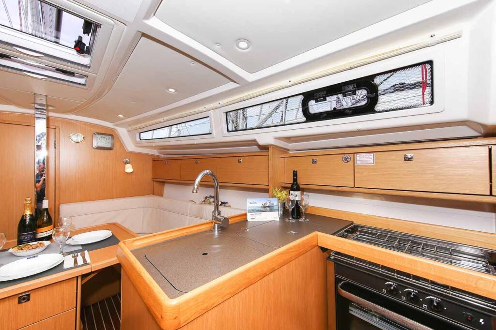Sailing yacht 