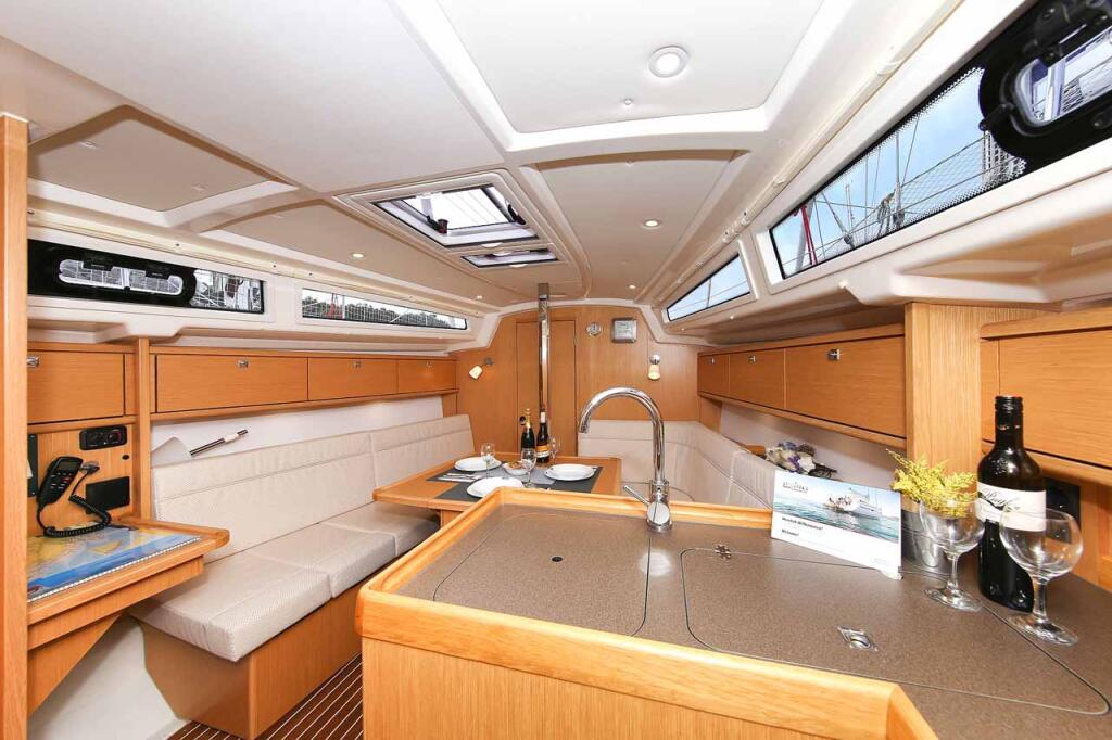 Sailing yacht 
