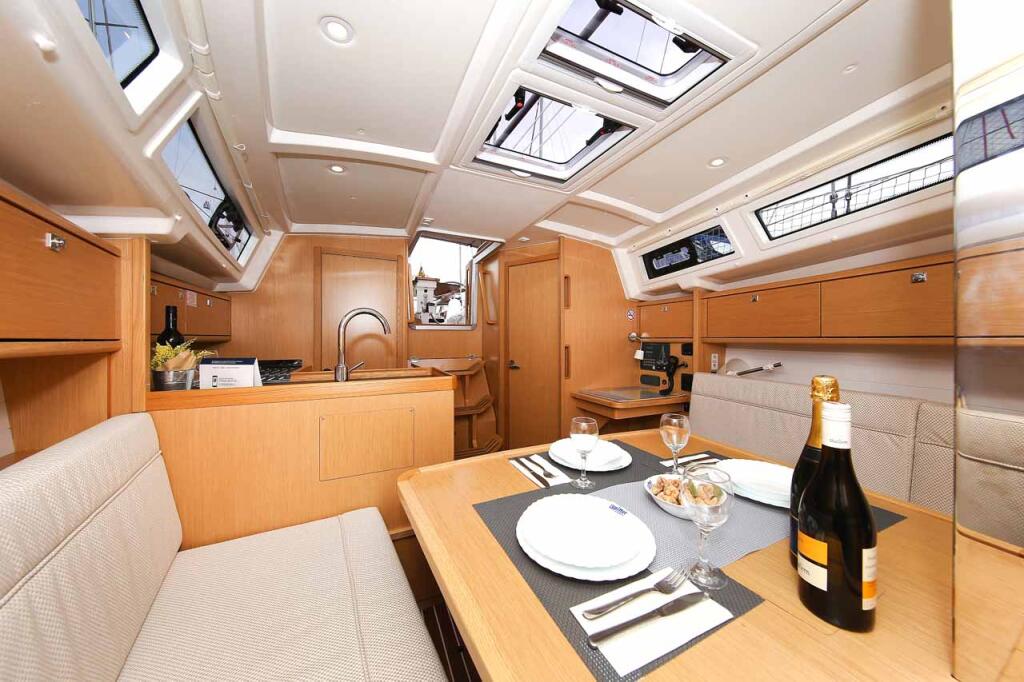 Sailing yacht 