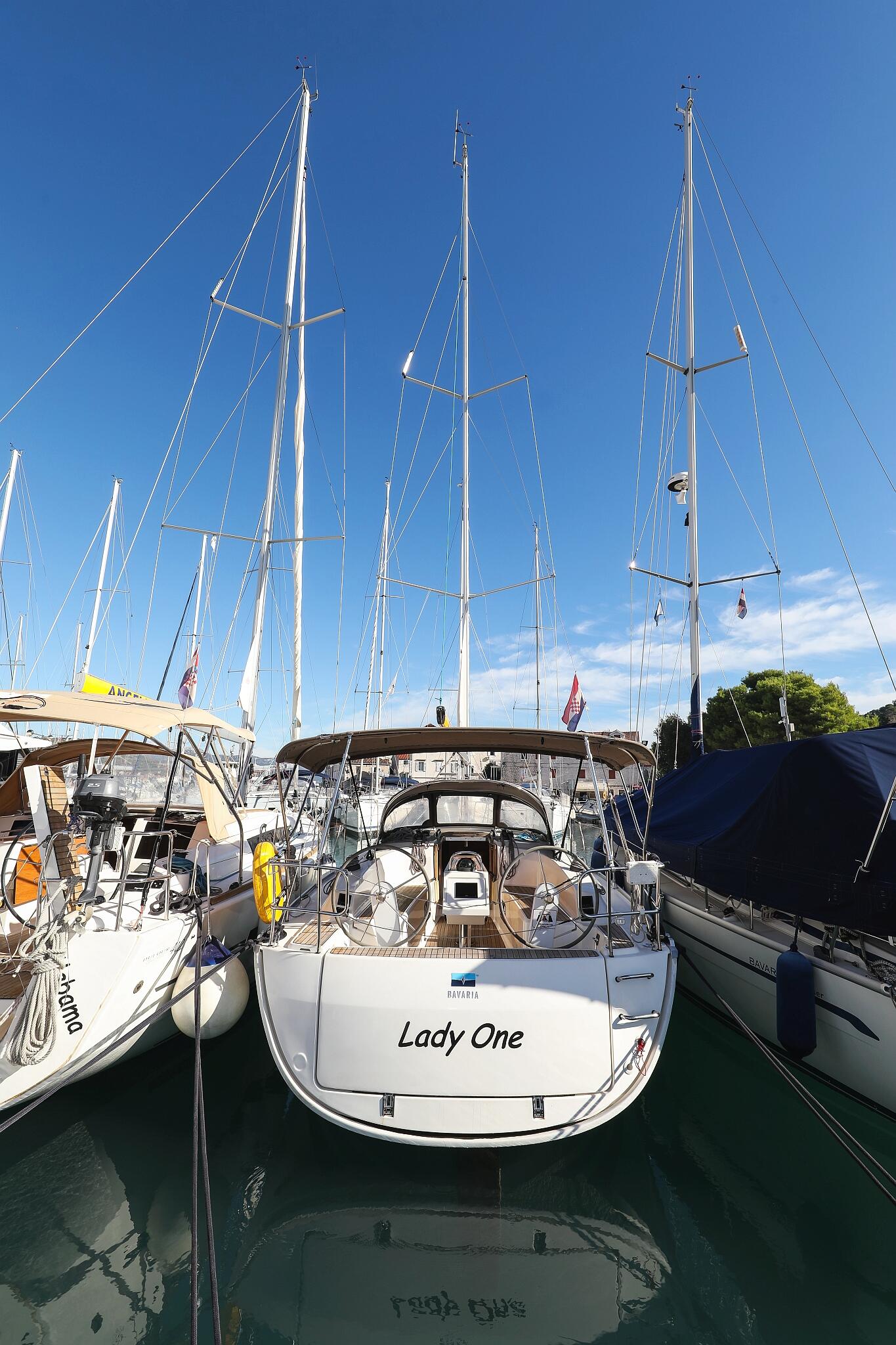 Sailing yacht 