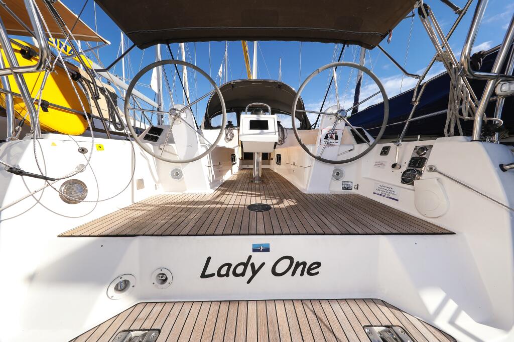 Sailing yacht 