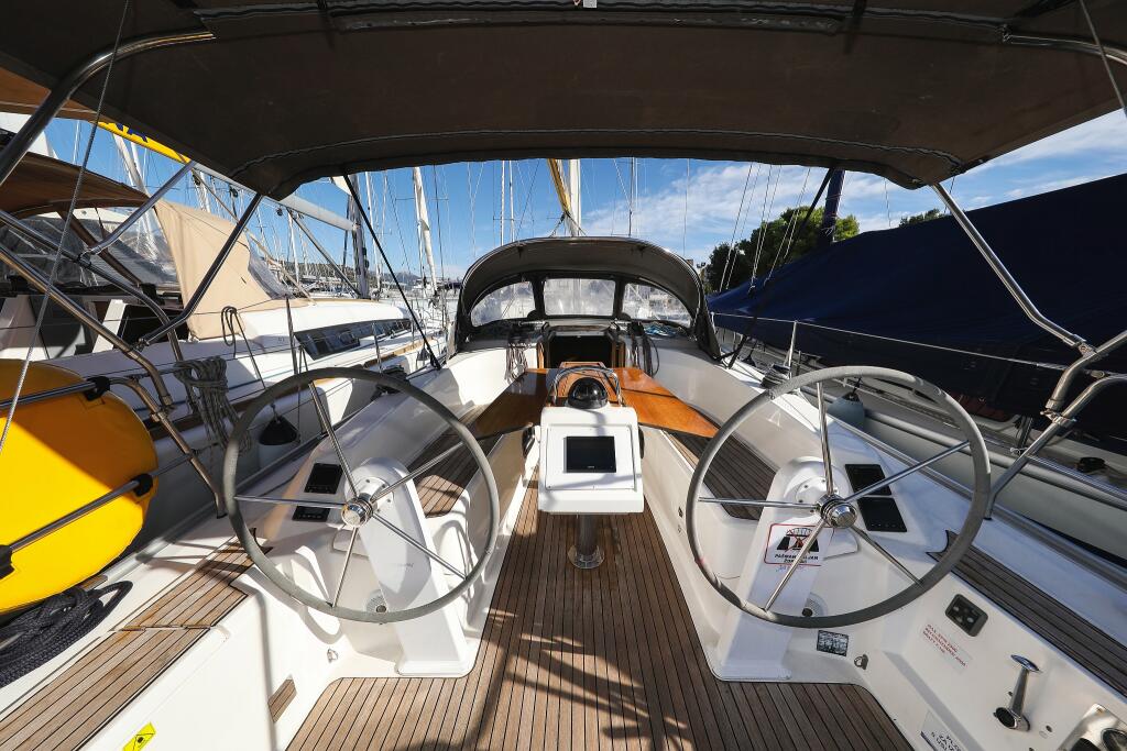 Sailing yacht 