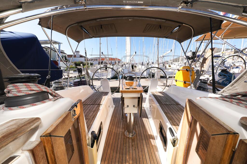Sailing yacht 