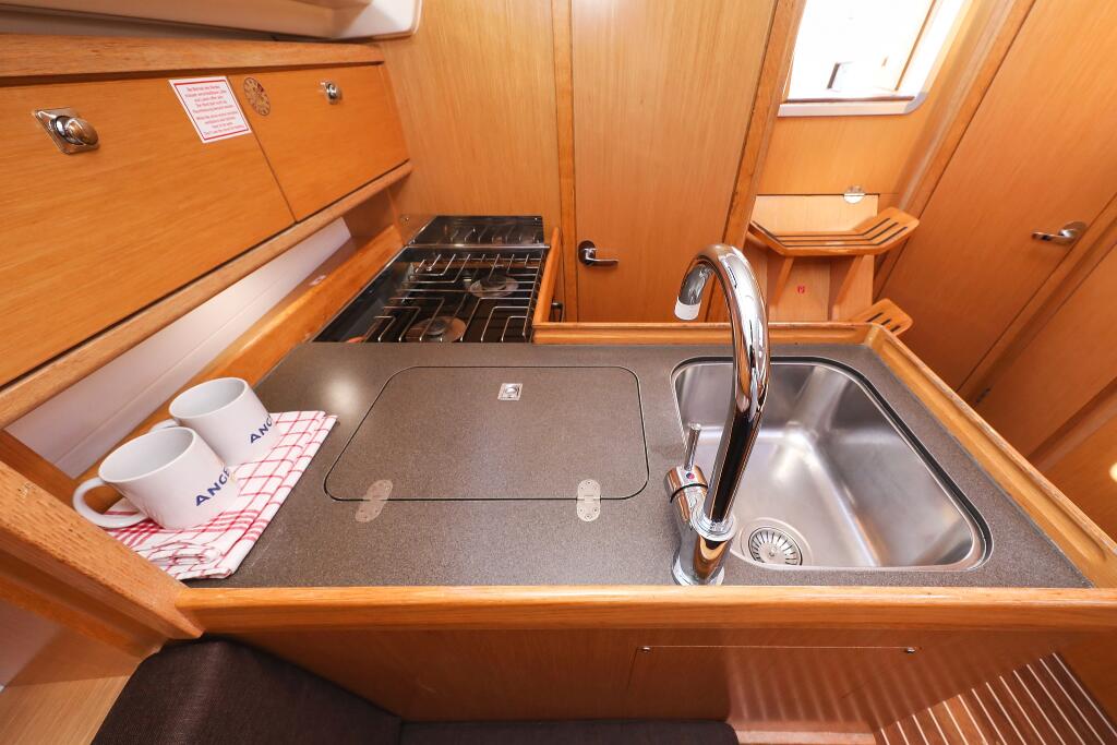 Sailing yacht 