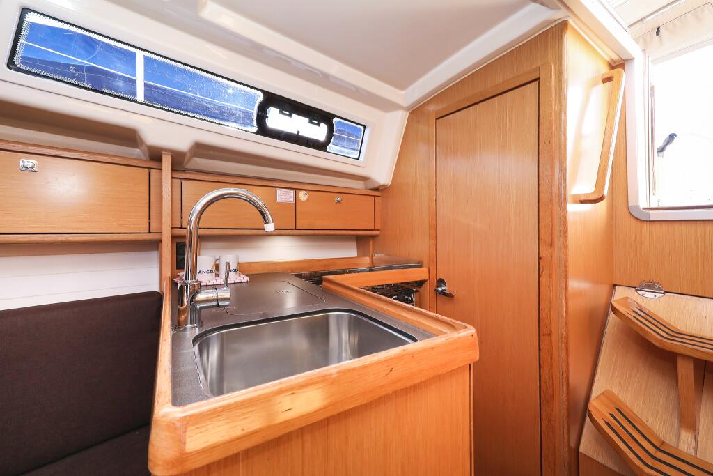 Sailing yacht 