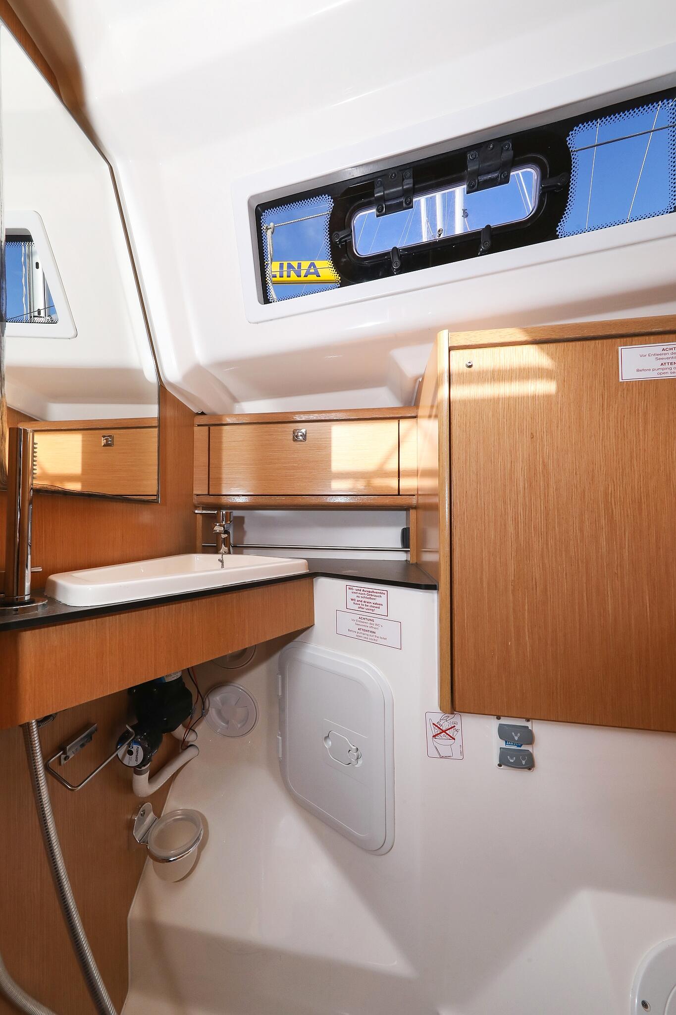 Sailing yacht 