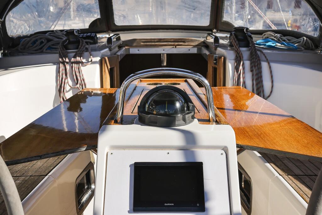 Sailing yacht 