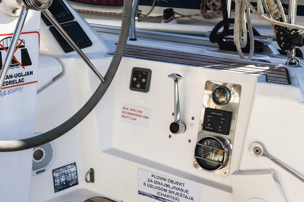 Sailing yacht 