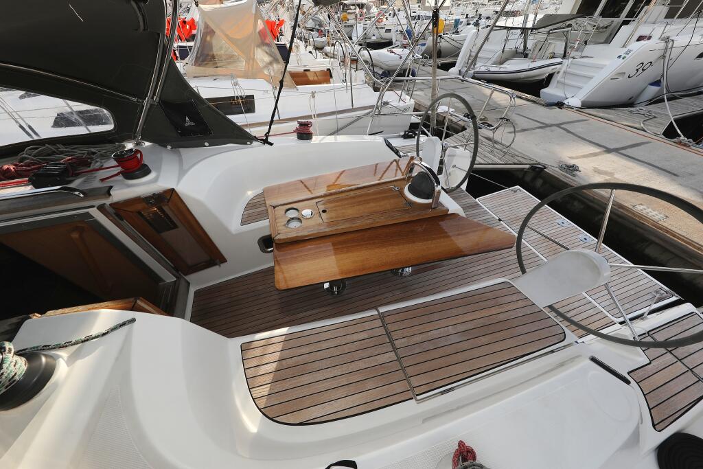 Sailing yacht 