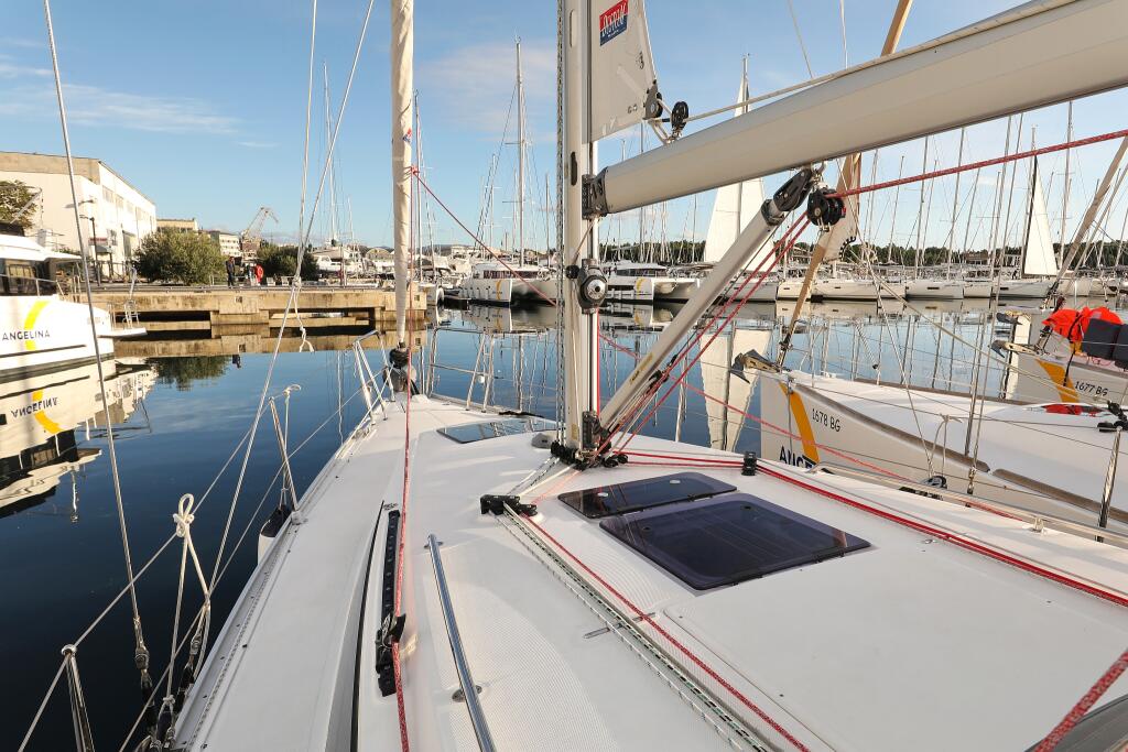 Sailing yacht 