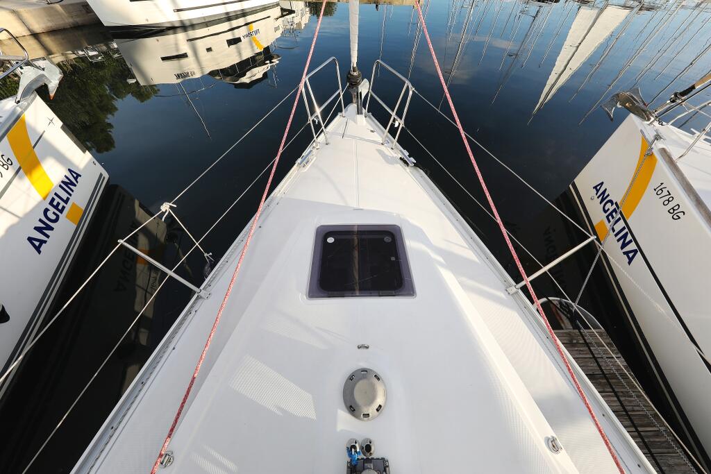Sailing yacht 
