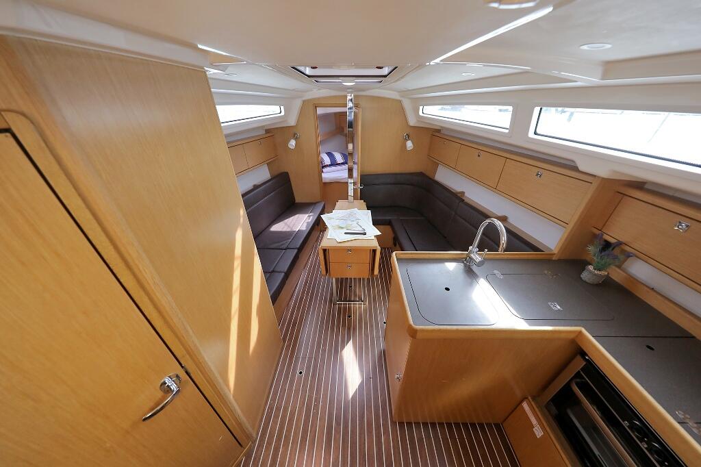 Sailing yacht 