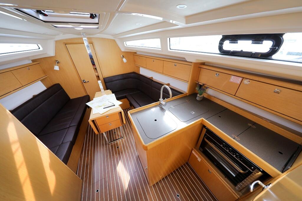 Sailing yacht 